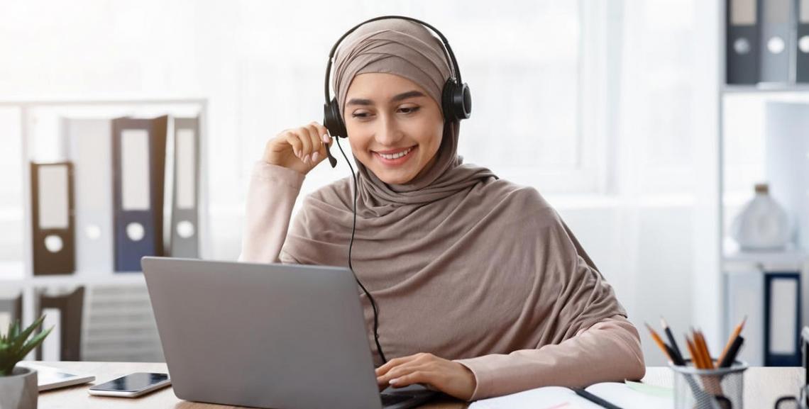 Teilnehmer bei praktischer Übung zur digitalen Sicherheit